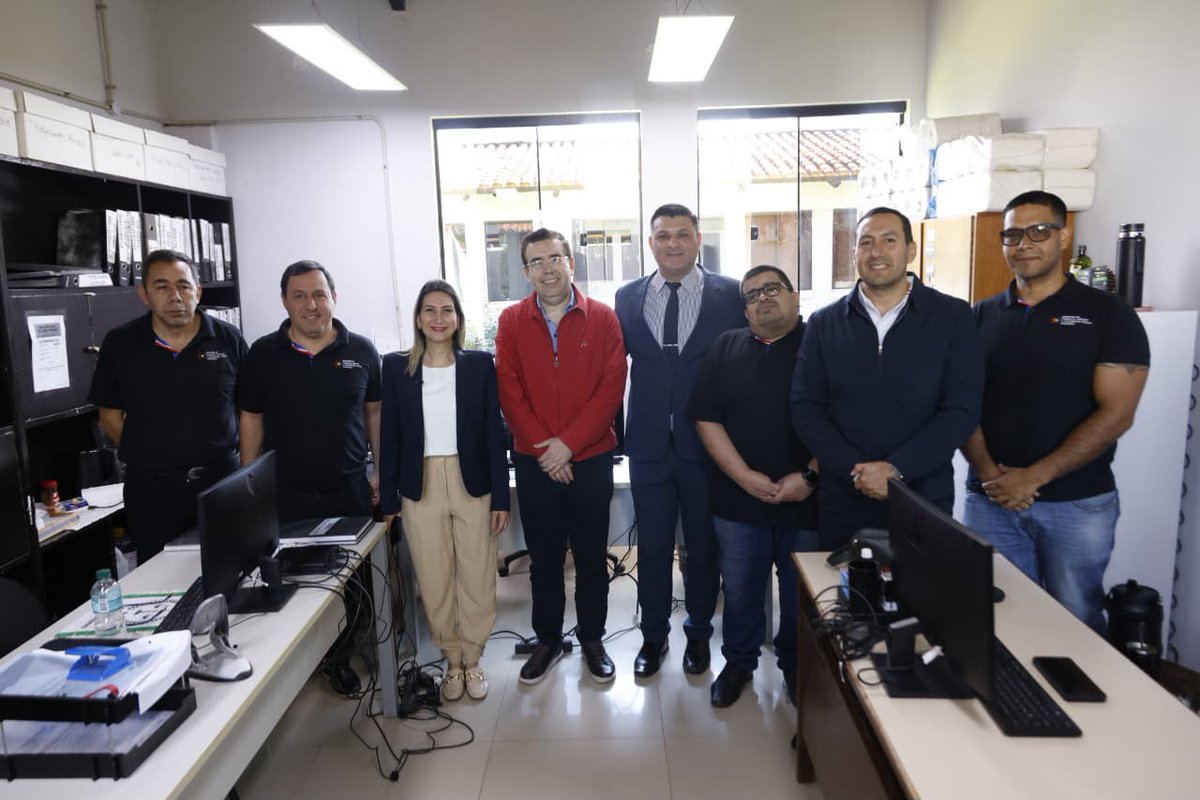 MTESS_PY's tweet photo. #Institucional| Fortalecimiento de la atención laboral en Caaguazú

La ministra de Trabajo, @monicarecalded, recorrió la Dirección Regional del Trabajo de Caaguazú, con sede en Coronel Oviedo, donde dialogó con funcionarios y verificó los avances en el fortalecimiento de los servicios de atención laboral.

Durante la visita, constató la incorporación de nuevos servicios para facilitar el acceso de trabajadores y empleadores a la atención del MTESS, entre ellos el Sistema Unificado de Atención y Denuncias Laborales (SUAD).

La ministra estuvo acompañada por el viceministro de Trabajo, @cesar_segovia, y el director regional de Trabajo, Luis Torres.