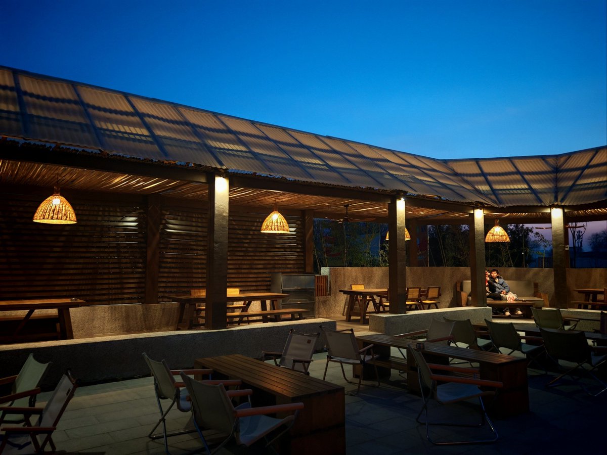 rowee373238's tweet photo. Just tried the new rooftop garden café downtown—sip cold brew under string lights while watching city skyline glow at dusk. Total vibe shift from my usual desk work grind! https://t.co/zQAjo9MkBc
