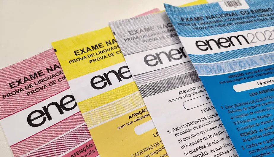 AprovaTotal's tweet photo. 🚨 URGENTE: 

✍️ O MEC avalia mudar a redação do Enem (e a mudança pode ser BEEEM grande)! 

A partir do Enem 2028, a proposta em discussão é substituir o modelo atual de uma redação de 30 linhas por 4 textos DIFERENTES. Seeegue o fio🧵👇 https://t.co/bWa7eP13bO