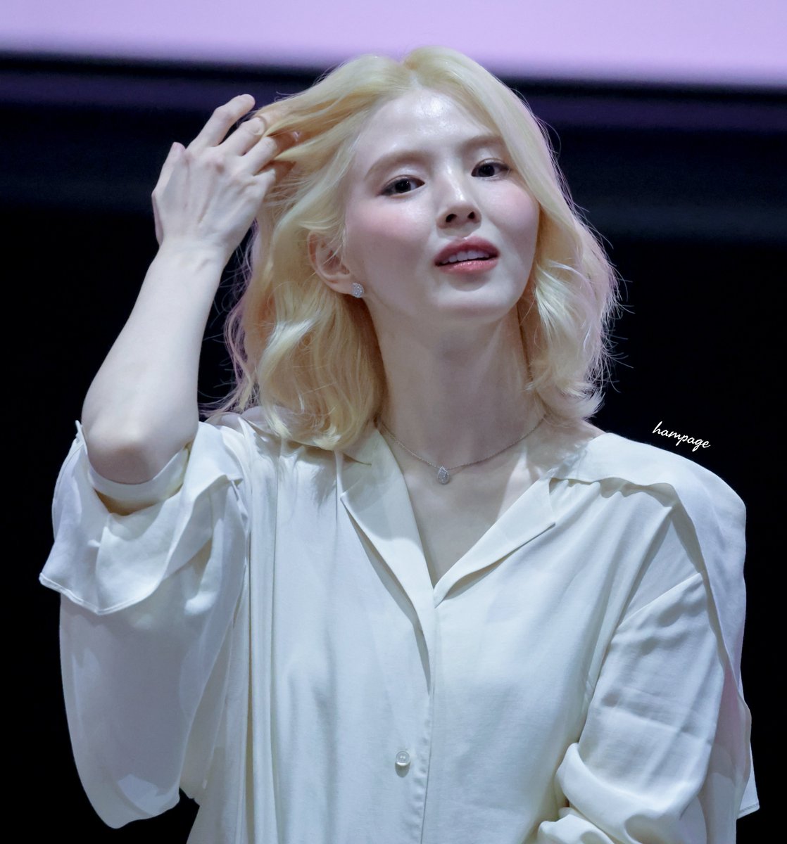healingsuam1028's tweet photo. 260916 영화 #인턴 무대인사

💁‍♀️

#한소희 https://t.co/DYVMkplDid