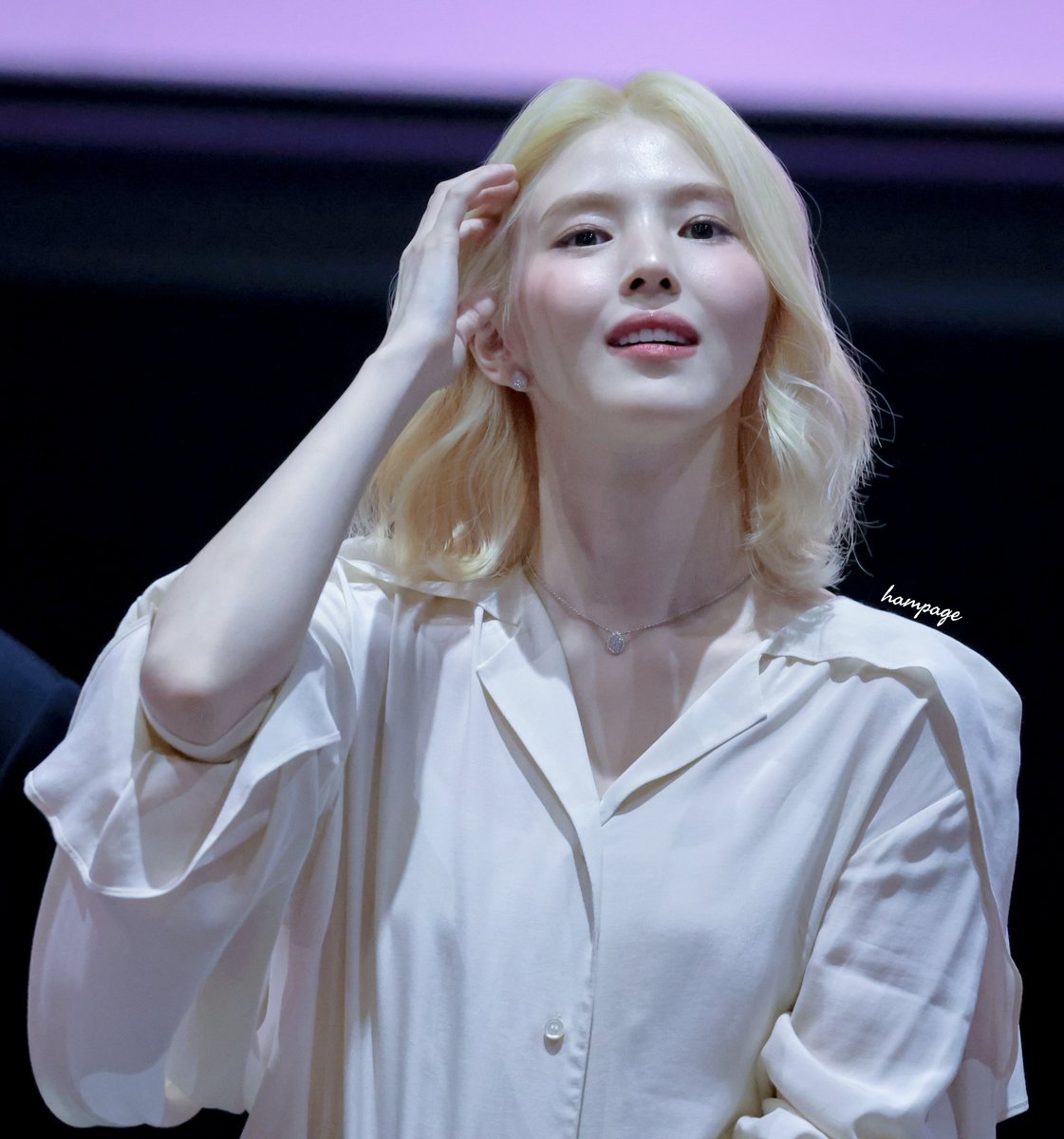healingsuam1028's tweet photo. 260916 영화 #인턴 무대인사

💁‍♀️

#한소희 https://t.co/DYVMkplDid