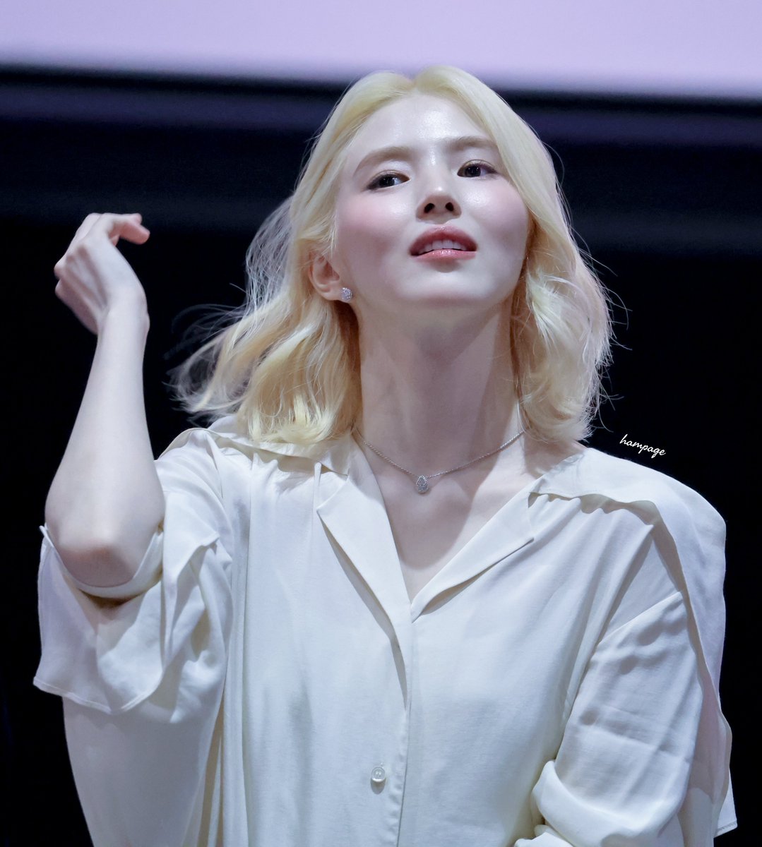 healingsuam1028's tweet photo. 260916 영화 #인턴 무대인사

💁‍♀️

#한소희 https://t.co/DYVMkplDid