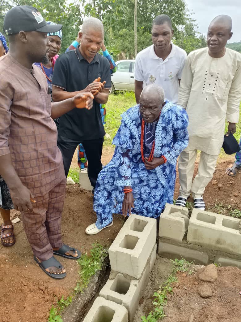 ARAdaramodu's tweet photo. I was pleased to facilitate a six-classroom block at Ogotun High School to strengthen educational infrastructure. It reflects my commitment to meaningful representation, improving learning environments, and creating opportunities for young people.

•𝐀𝐑𝐀

#ARA #AdaramoduAtWork https://t.co/WPMV0SdlI2