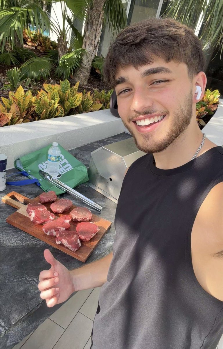 BradSherotafp's tweet photo. Medium rare or well done? https://t.co/nlPjRIsAea