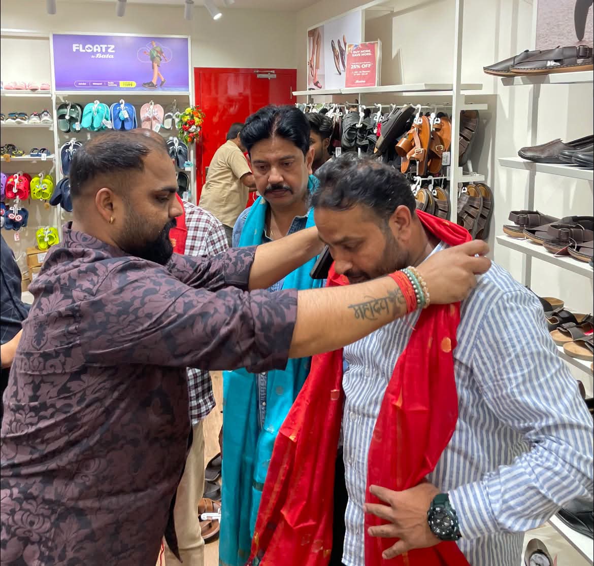 DevrajS50577187's tweet photo. आज रांची में छोटे भाई Nitish Singh जी के BATA शोरूम के उद्घाटन के अवसर पर उपस्थित होकर शुभकामना दिया https://t.co/NUYQVVuUGW