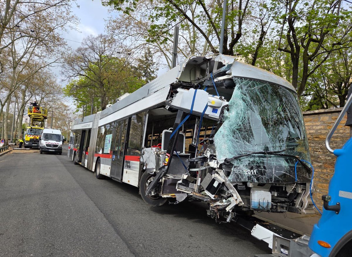 denoncerTCL's tweet photo. Dénoncez le réseau de Lyon : TCL. Je m'explique, le réseau de transport de lyon est l'un des PIRE de france. Toujours des problèmes, toujours des embrouilles. En effet le réseau a toujours des perturbation et les gens a lyon ne sont pas civilisé donc c'est encore pire. https://t.co/Rb44e7ueep