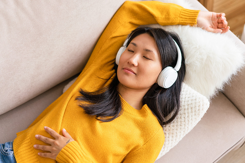 seoljiwook's tweet photo. Just curled up on the sofa with a warm latte and my favorite playlist – this quiet Sunday afternoon is pure bliss!， https://t.co/Bpwri6t6ri