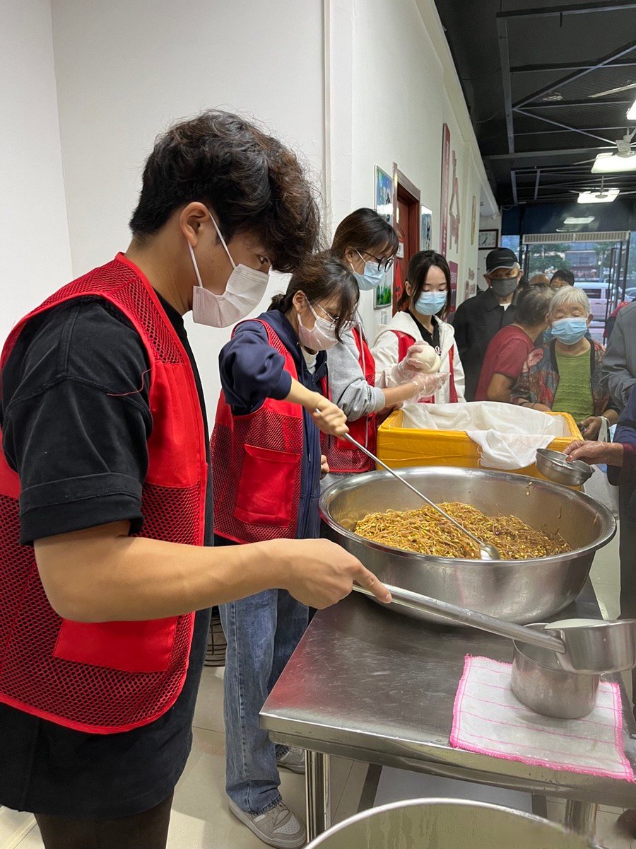 softd004777's tweet photo. This weekend helped sort 200+ meals for unhoused neighbors in downtown—small act, big heart, grateful to be part of this warm team!， https://t.co/7UyPmwU066