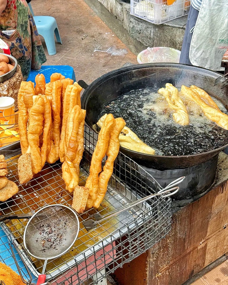 alind429180's tweet photo. Craving late-night street eats in the city This crispy golden fried dough stick is everything—hot, fluffy, and perfect with a side of soy milk! https://t.co/wNCQLb2P6l