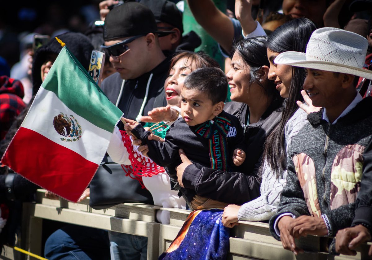 rosaicela_'s tweet photo. Niñas, niños y adolescentes miran admirados avanzar a los elementos de @Defensamx1, @SEMAR_mx y @GN_MEXICO_ en el #DesfileCívicoMilitar2026. 🇲🇽  #16DeSeptiembre @Claudiashein https://t.co/xMywpL6AnX