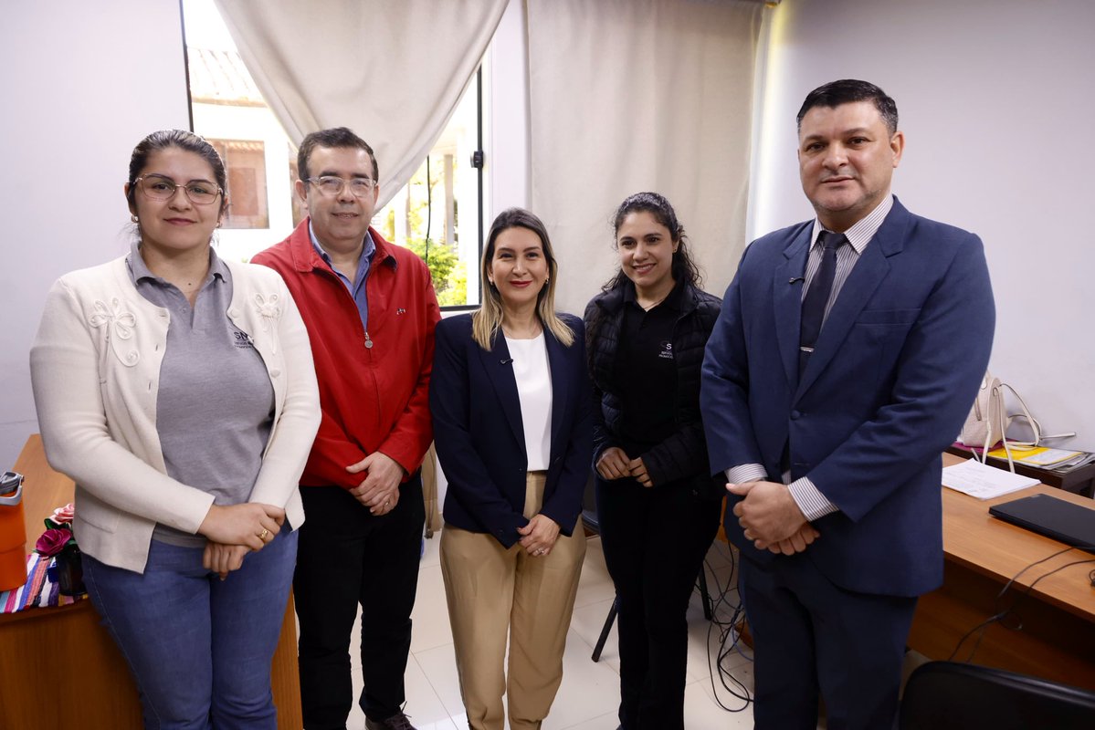MTESS_PY's tweet photo. #Capacitación | La ministra de Trabajo, @monicarecalded, realizó esta mañana  un recorrido por las instalaciones @SNPP_Paraguay  de Coronel Oviedo, donde conversó con el director Juan Ángel Rodríguez, sobre las acciones formativas, los cursos en desarrollo, la participación de los estudiantes y las capacitaciones más demandadas en la localidad.

Durante su visita, se interiorizó sobre la oferta de formación profesional y las necesidades de capacitación de la zona, con miras a fortalecer las oportunidades de aprendizaje y mejorar las condiciones de empleabilidad de los trabajadores.
