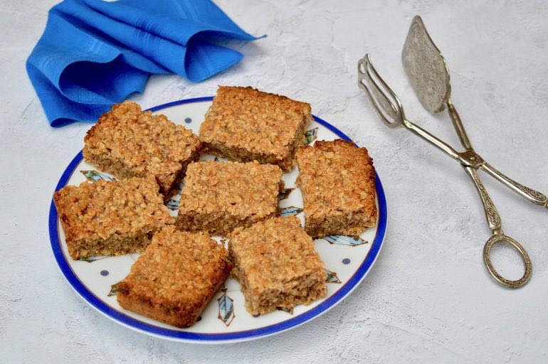Choclette8's tweet photo. A quick, simple and frugal recipe to get something sweet and delicious onto the teatime table in record time. These jammy flapjacks contain only three ingredients and can be gluten-free if you use the right oats. #FrugalRecipe #RecipeOfTheDay #SimpleRecipe https://t.co/vf2DkBXlDa https://t.co/AVOCpYoWIt