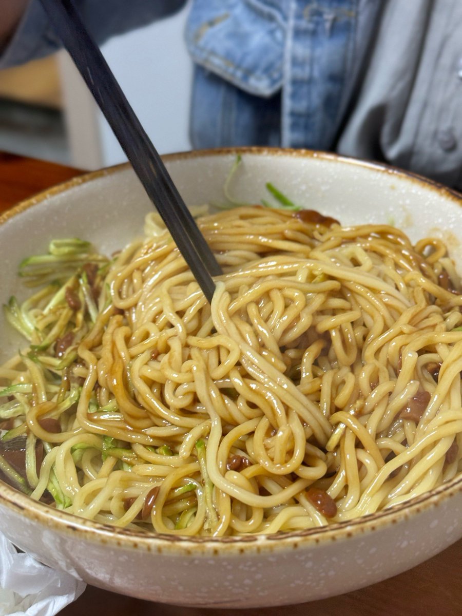 alnag321235's tweet photo. Craving warm, crispy street noodles tonight!  Steamed to perfection with savory sauce—this late-night roadside snack hits different after work. #StreetFoodMagic https://t.co/YTLpeqv6WB