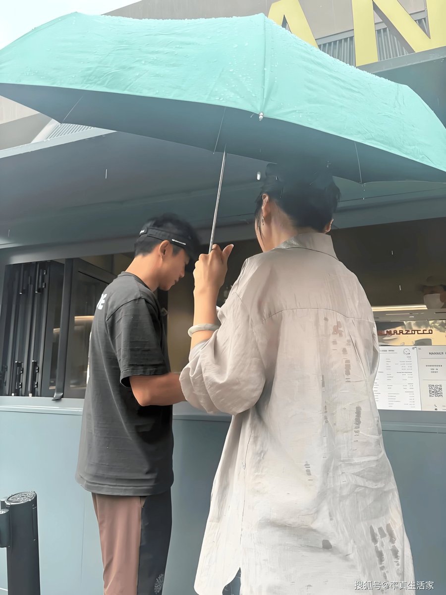 oned000r's tweet photo. A stranger handed me an extra umbrella today when I was caught in sudden heavy rain. Small act, huge warmth. Never forget this kindness. https://t.co/K7CdLVmG04