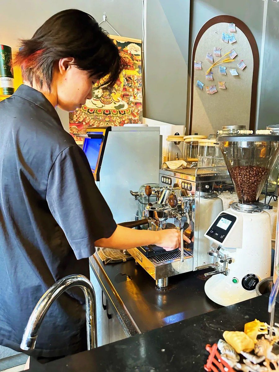 cozyn557209's tweet photo. Just caught my intern trying to use the office coffee machine to "ferment" his homemade pickles—said it had the perfect consistent 90°F temp. Rookie move, but now the whole team’s betting on if the pickles taste like office carpet or victory. https://t.co/W8QZbBDEKo