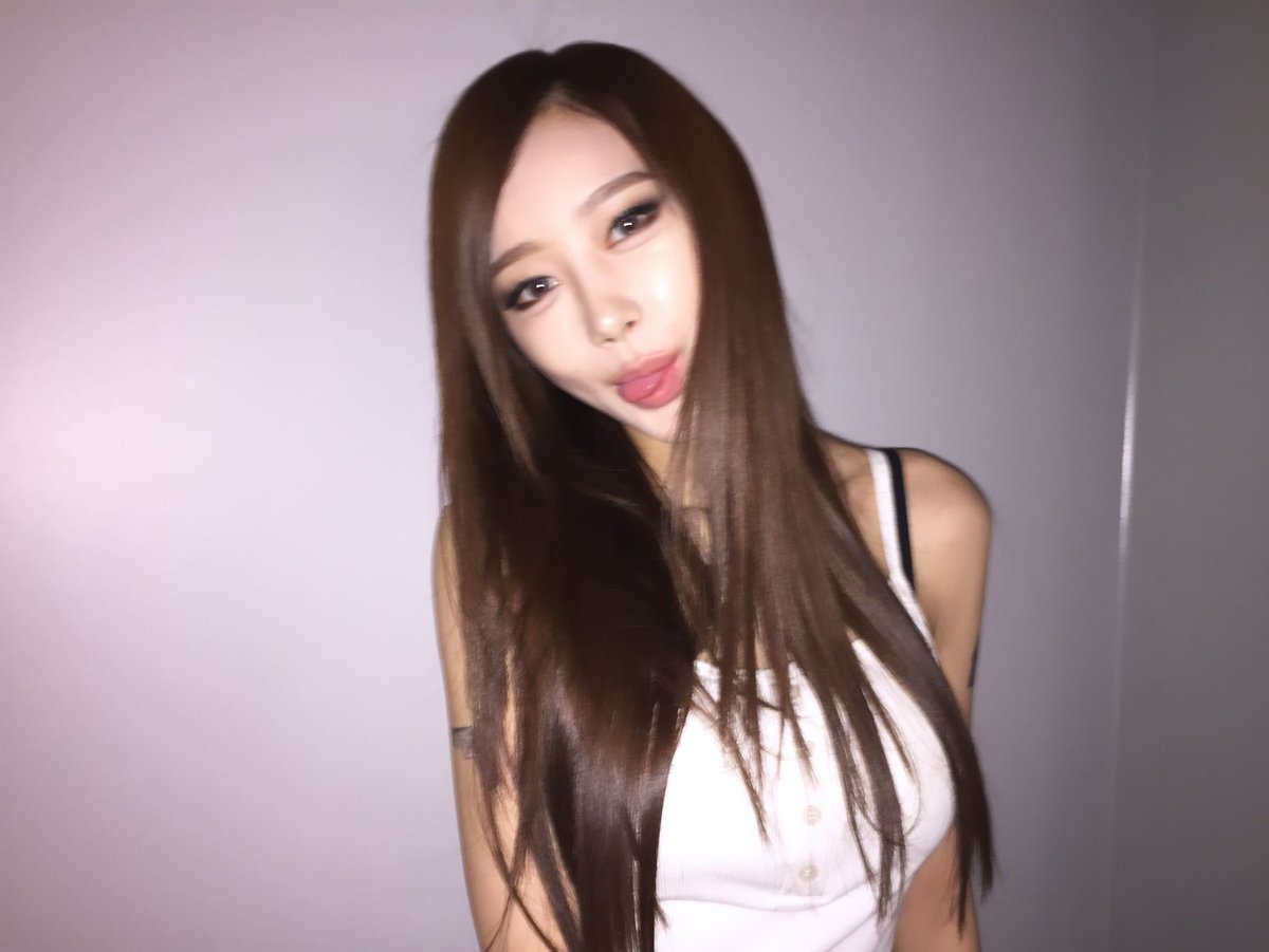 spreadingjoy's tweet photo. everyone is posting these giselle photos and i felt left out. https://t.co/yBI1Uj1XCk