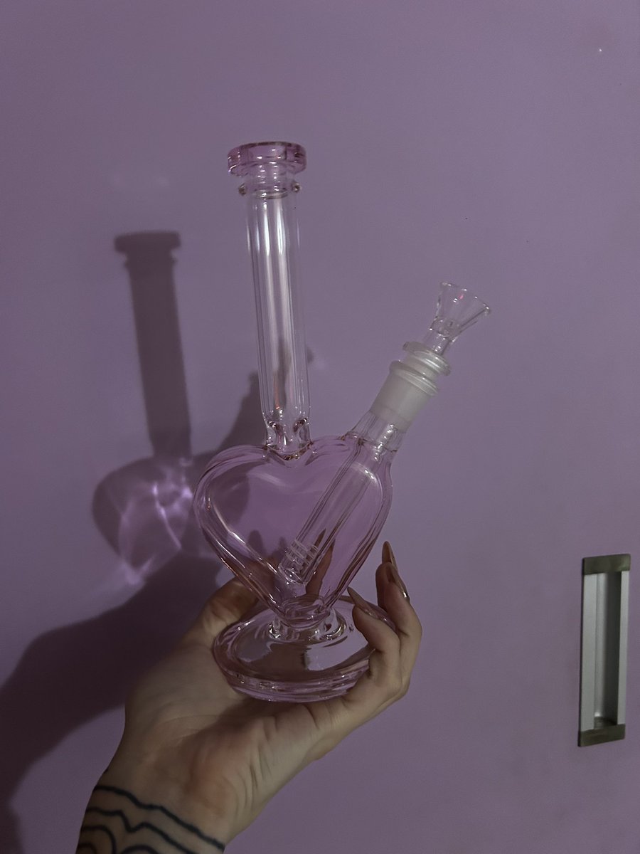 HIBISCODJ's tweet photo. GENTE O MEU BONG NOVO????

AHHHHHHHHHHH https://t.co/o5eBnX3fzn