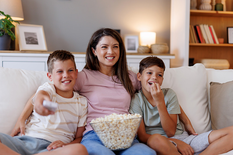 sheny619160's tweet photo. Just had the coziest movie night with my two favorite people—popcorn spilled, laughs loud, no plans needed. #FamilyMoments https://t.co/wFAG3yXG5O