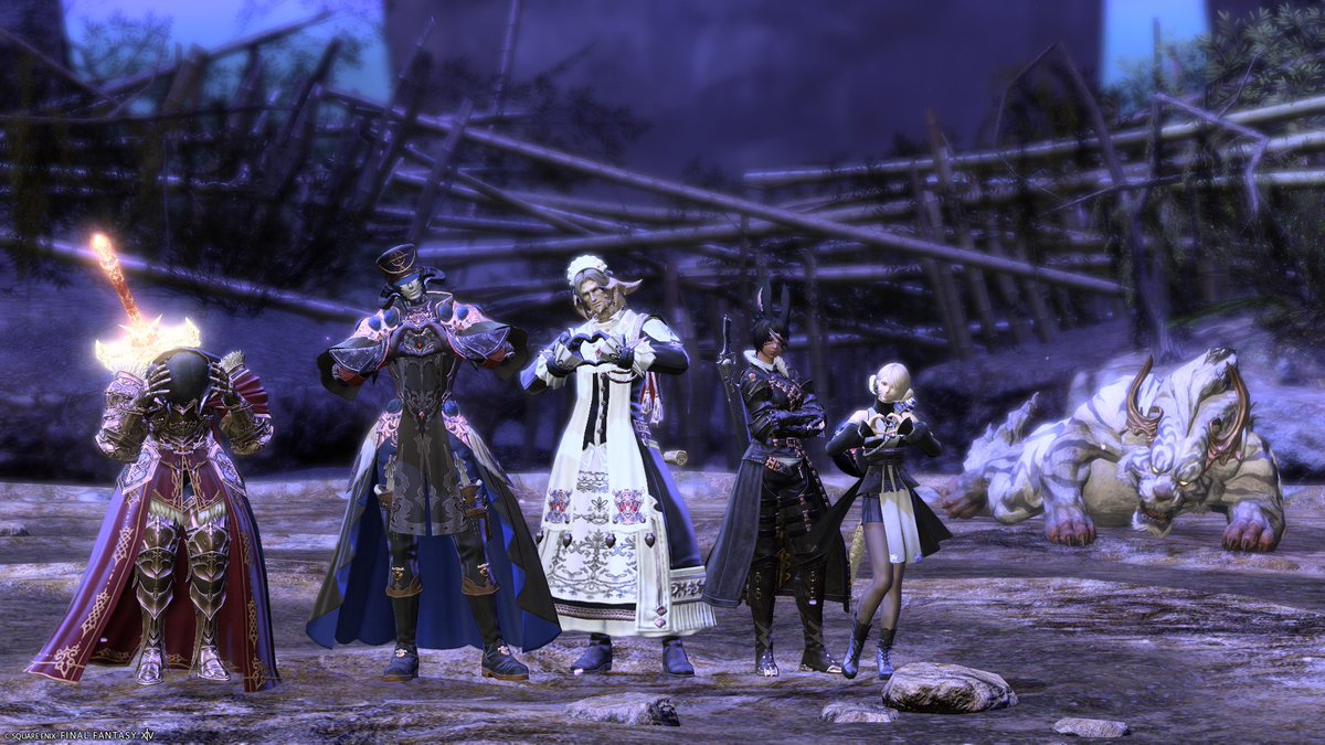 yny_ff14's tweet photo. 離席から戻ったら屋根の上で戦って騒がしい人たち🌵⚔🐇

と、さばこのフレの美人さんたち👑 https://t.co/pDektV8aN1