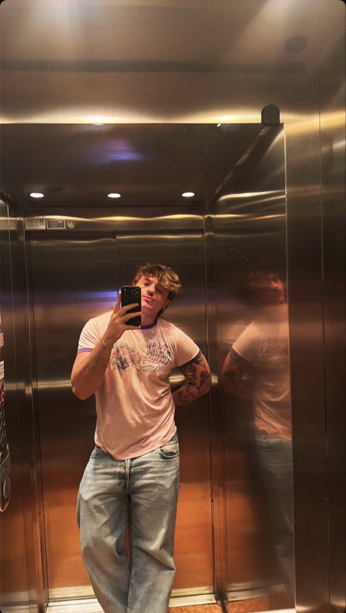 fiaccolatimida's tweet photo. boyfriend vibes le mie preferite https://t.co/22zpFQy9UA