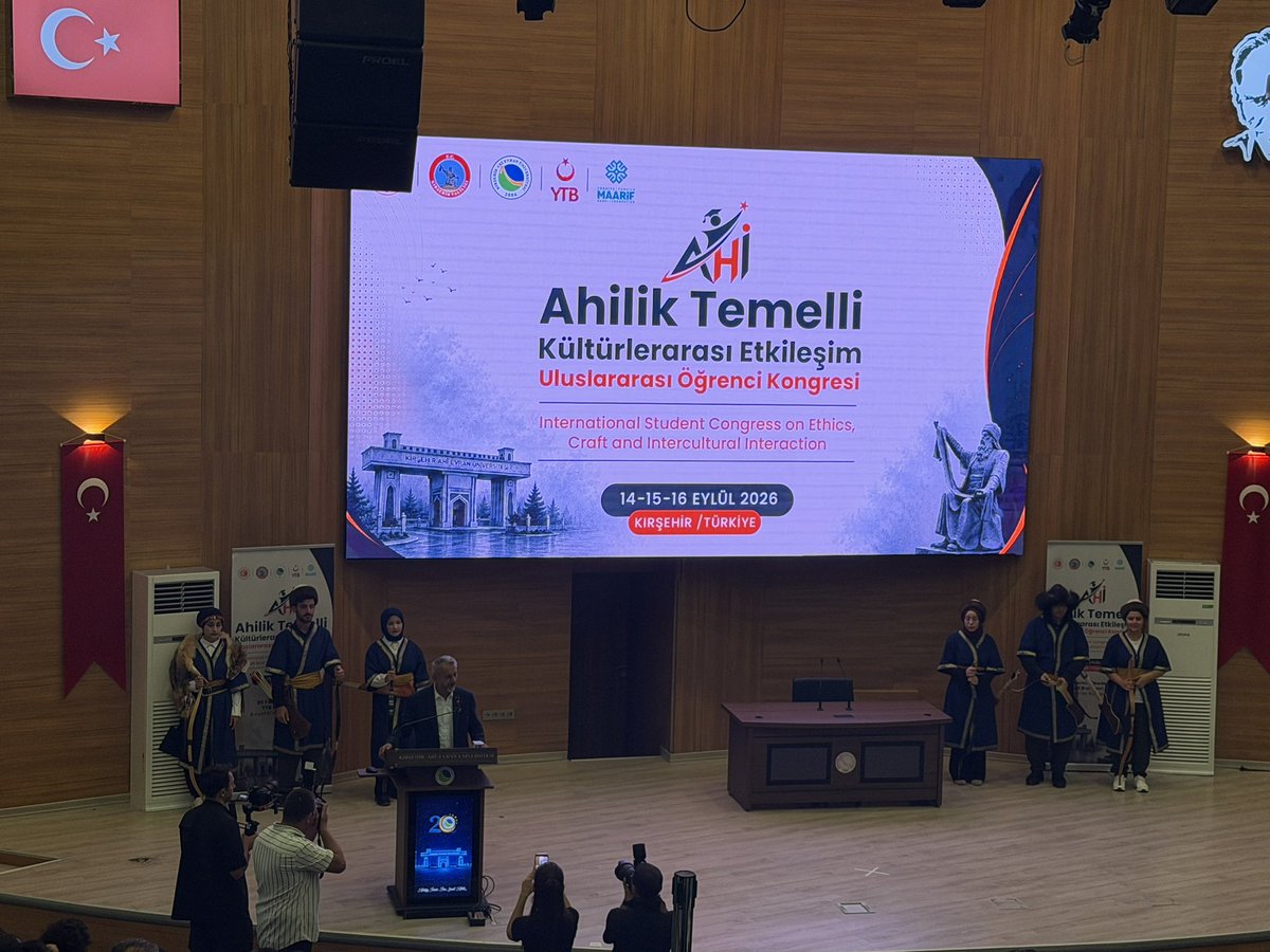 Mahmut_Sami's tweet photo. Ahiliğin Başkentinde, Ahi Evran Üniversitesi öncülüğünde 3 gün sürecek Ahilik Temelli Kültürlerarası Etkileşim Uluslararası Öğrenci Kongresindeydik. 

Ayrıca Cihannüma Genel Başkanımız @Selimcerrah ve Diyanet İşleri Başkanlığı Daire Başkanı Şükrü Çetin hocalarımızla istişare ettik. 

Üniversite öğrencilerimize ve uluslararası öğrencilere Ahiliği aşılamak da Ahiliğin ta kendisidir…