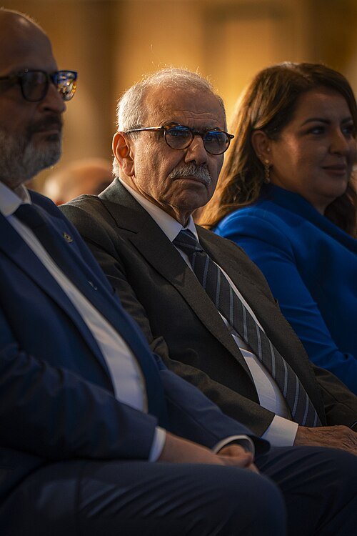 HusseinBazzi0's tweet photo. من الآن وصاعداً يُمنع على الـ ٢٧ نائب شيعي نعت هذا الرجل بالعميل أو الفاسد أو المُرتهن للخارج، عندما تسمعون نائباً أو مسؤولاً في الحزب والحركة يُهاجم هذا الرجل قولوا في وجهه "أصمت يا كذّاب" أو "أصمت يا هارِب من القاعة" 💛💚

#مجلس_النواب https://t.co/7OZMG1uXQi