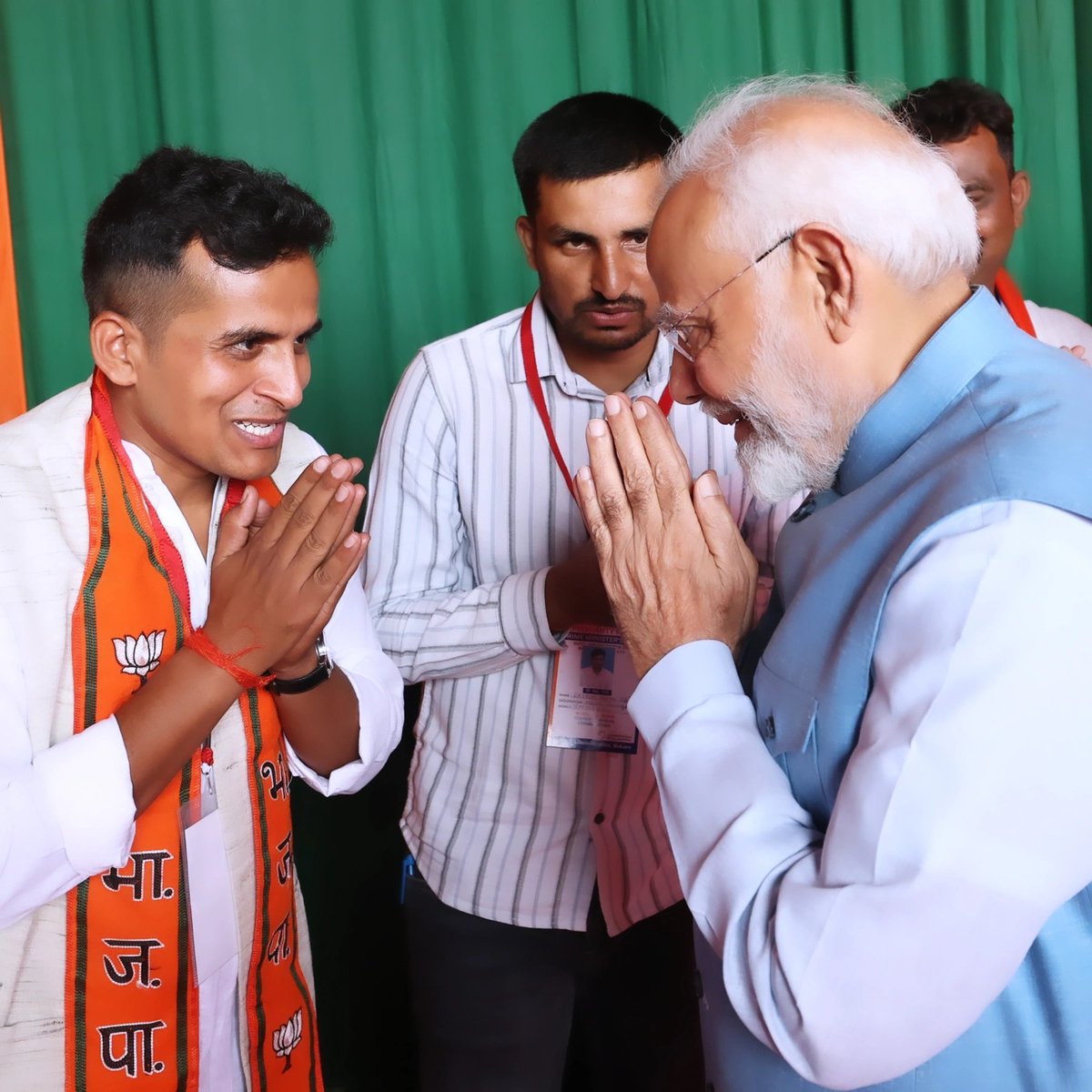 BhanuPBJP's tweet photo. सेवा, समर्पण और राष्ट्रनिर्माण के पर्याय, यशस्वी प्रधानमंत्री आदरणीय श्री @narendramodi जी को जन्मदिन की हार्दिक बधाई एवं अनंत शुभकामनाएं। 💐🎂
बाबा बैद्यनाथ आपको उत्तम स्वास्थ्य, दीर्घायु एवं असीम ऊर्जा प्रदान करें और आप इसी समर्पण भाव के साथ सदैव राष्ट्र की सेवा करते रहें। https://t.co/Gf2FoIm9Vt