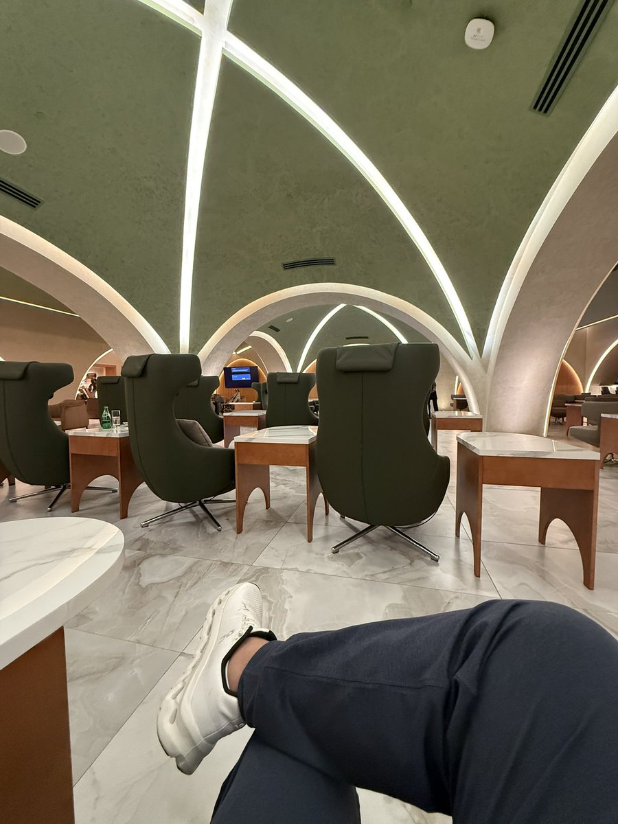 dadhunter30's tweet photo. Ph Emirates  Lounge. https://t.co/najYhcgrEV