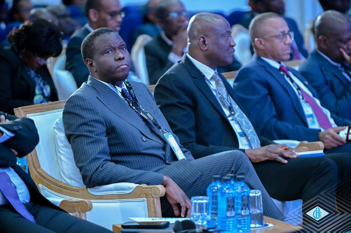 BCC_RDC's tweet photo. Intelligence artificielle : la BCC participe aux réflexions sur l’avenir des banques centrales africaines

Le Gouverneur de la Banque Centrale du Congo, André Wameso Nkualoloki, a pris part, ce 16 septembre 2026 à Nairobi, à la Conférence sur l’intelligence artificielle organisée par la Banque Centrale du Kenya.

Intervenant au panel consacré à l’IA, à la politique monétaire, à l’analyse des données et à la stabilité financière, il a présenté les initiatives de la BCC et les perspectives d’une intégration progressive et maîtrisée de l’IA dans son action, notamment en matière de prévision macroéconomique, de supervision bancaire, de surveillance des systèmes de paiement et d’aide à la décision.

Il a souligné la nécessité d’une approche prudente, fondée sur une gouvernance rigoureuse des données, la protection de leur confidentialité, le renforcement des infrastructures technologiques et le développement des compétences.

Le Gouverneur a également mis en avant l’importance d’une coopération renforcée entre banques centrales africaines pour favoriser le partage d’expériences et une adoption responsable de l’IA.

#BCC #IntelligenceArtificielle #BanquesCentrales #Innovation #Afrique