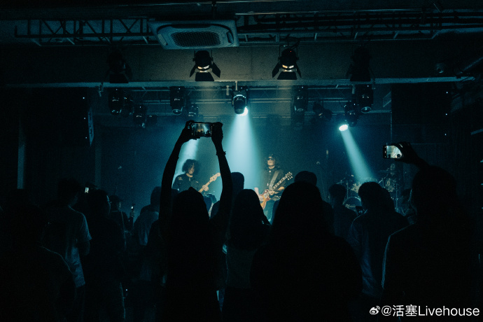 autui552557's tweet photo. Just experienced a mind-blowing indie band live show last night! The energy, vocals and stage vibes were chef’s kiss — can’t stop replaying the tracks! Who else was there https://t.co/Y6pOwT34He