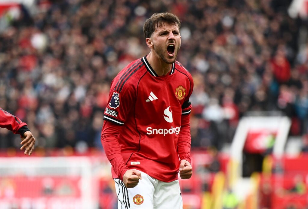 UTDBradleyCarl's tweet photo. GET INNNNNN!!!

MOUNT!!!!!

WHAT IS HAPPENING TO MY CLUB😭😭😭😭🔥🔥🔥🔥

AHAHAHAHA WHERE ARE THE RIVAL FANS NOW?! 

DELETE THOSE DRAFTS NOOOW!!

2-0 https://t.co/Ok0h1PeRfD