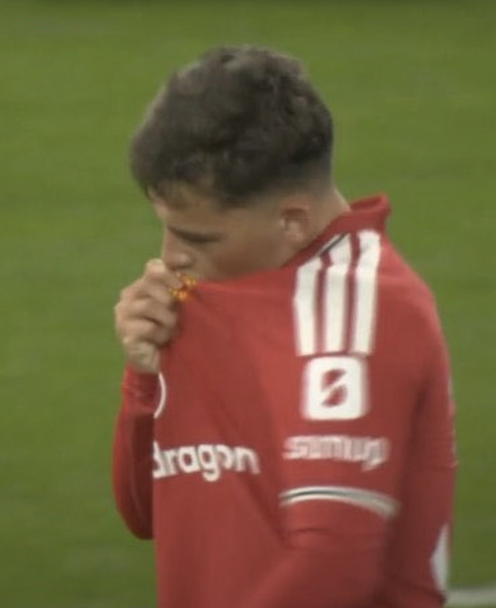 utdscope's tweet photo. Shea Lacey kissing the badge ❤️ https://t.co/SmAFr5125T