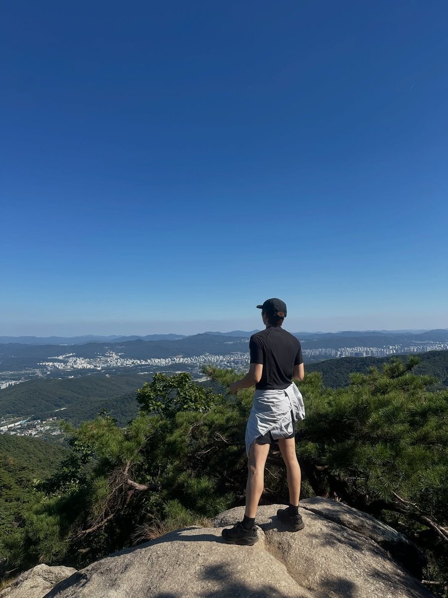 geminis_sdl's tweet photo. Yo: Viendo un paisaje hermoso y sintiendo paz
Mi cerebro automáticamente: "Omg que linda vista"🐨🌿

IG 📷
#KimNamjoon #Rm https://t.co/2caGXcU2g7