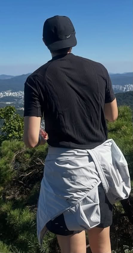 geminis_sdl's tweet photo. Yo: Viendo un paisaje hermoso y sintiendo paz
Mi cerebro automáticamente: "Omg que linda vista"🐨🌿

IG 📷
#KimNamjoon #Rm https://t.co/2caGXcU2g7