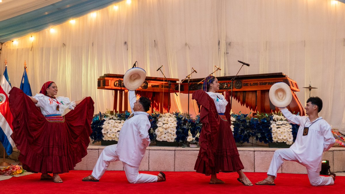 EmbHugoRod's tweet photo. Celebramos esta fecha histórica en Guatemala, suelo donde se firmó el Acta de Independencia. El Salvador destacó en la jornada cultural con la presentación del Elenco Folklórico de Panchimalco, cuyos integrantes pusieron en alto nuestras raíces e identidad. 🇸🇻🎭 https://t.co/oUhsFsB6zT