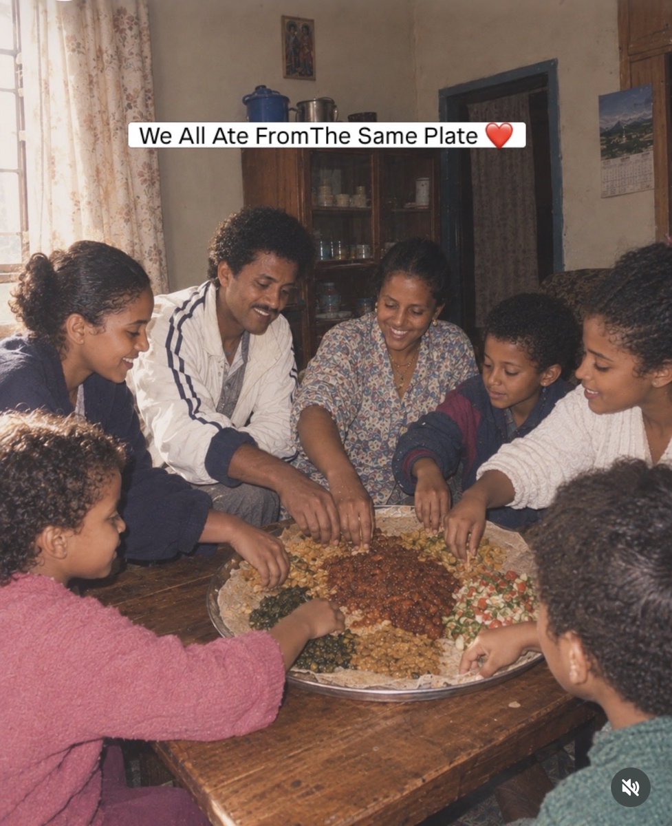 Fretata83's tweet photo. I wish we could return to this kind of lifestyle. ❤️ A time when families sat together, ate from the same plate, talked, laughed, listened, and truly cared for one another. No phones at the table, no distractions just love, respect, connection, and presence. We may have more technology today, but sometimes I feel we have lost some of the most valuable things: time for each other. I hope we never lose this beautiful part of our Eritrean culture. 🇪🇷❤️ #gezana #eritrean