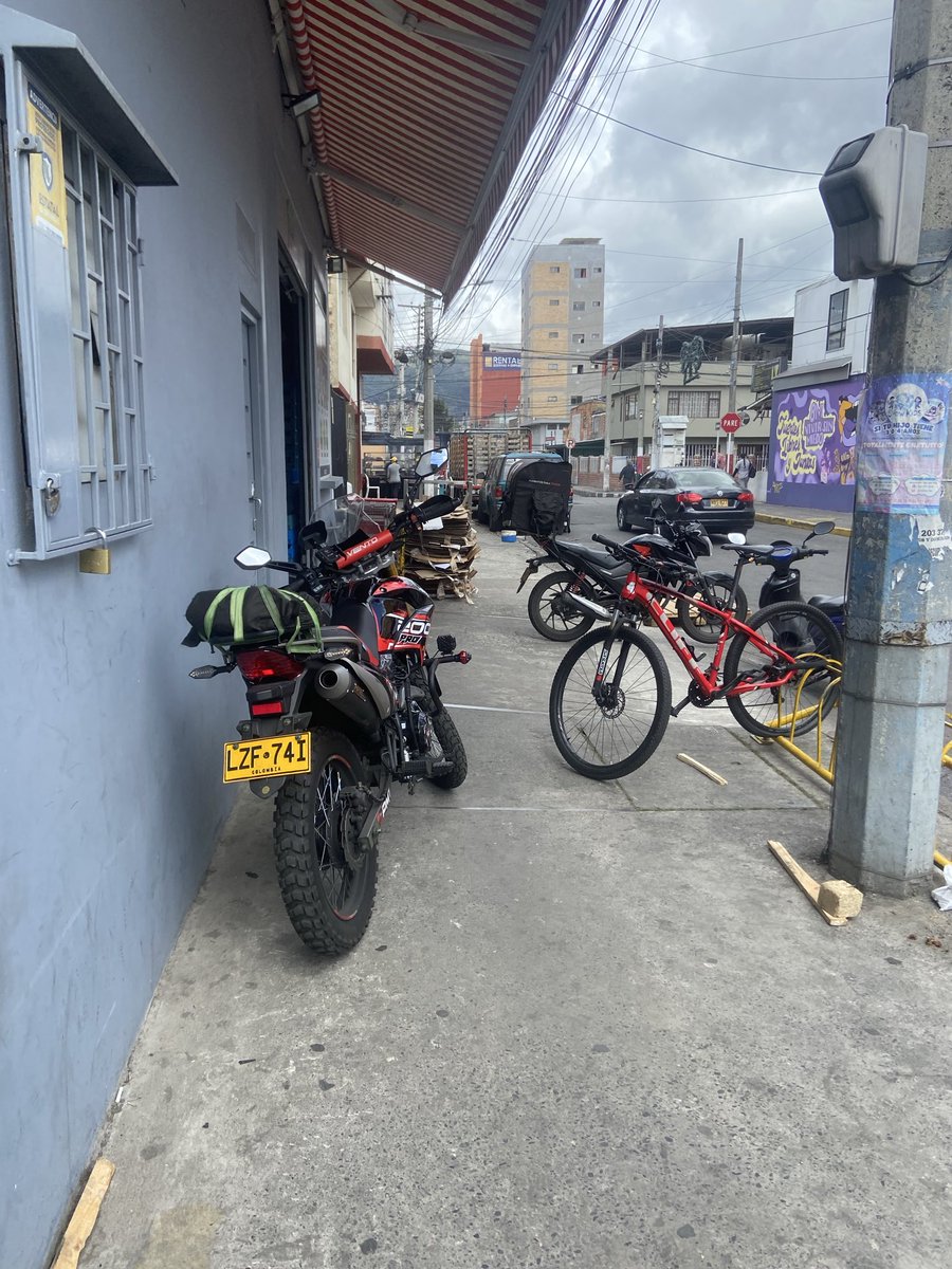 Julianarouge's tweet photo. Todos los días la misma historia y a @Bogota y la @subaalcaldia le importa 5 que los andenes que son para los peatones sean utilizados por los carros, motos y las empresas que ponen su basura sobre los mismos @AndenParaPeaton @SectorMovilidad @Infractores_Col https://t.co/R3DRTQrjie
