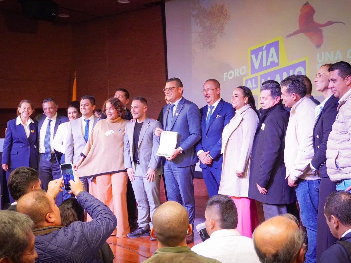 HildaGutiCD's tweet photo. La Vía al Llano no termina en Villavicencio: también es Cundinamarca y nos compete. Hoy acompañé a mi colega de bancada, el HR. @DarwinCastell, en la radicación del proyecto de ley que busca declarar el corredor Bogotá–Villavicencio como infraestructura estratégica de interés nacional. 🚧🇨🇴

En el km 46, en Quetame, el río Negro se tomó la carretera y dejó este tramo inhabilitado. Hoy el túnel Renacer opera en doble sentido, aunque no fue construido para eso, mientras se plantea como solución de fondo un túnel paralelo, con una inversión cercana al billón de pesos. Esta es la realidad de una vía que también conecta y sostiene a Cundinamarca. 🛣️