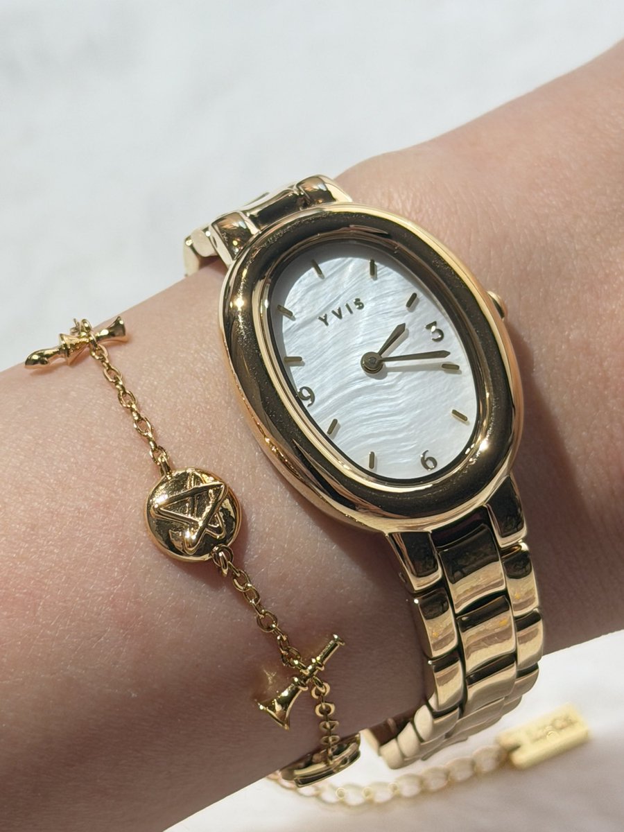 PPIMMYY's tweet photo. นาฬิกา Yvis คือยกให้เป็นอีกเรือนที่ใส่แล้วข้อมือดูสวยขึ้นมากกก ⌚️✨ หน้าปัดมุกเล่นแสงสวยมาก ดูละมุนแต่ยังเรียบหรู
ปกติพิมไม่ค่อยอินนาฬิกาสี Gold นะ แต่เรือนนี้ใส่แล้วเปลี่ยนใจเลย 😂 สีทองเค้าดูแพงแบบ ใส่กับลุคไหนก็เพิ่มความเรียบหรูคอมพลีทลุคมากขึ้นอ่ะ
แล้วถ้าเอามา Stack กับกำไลสีทอง Yvis Bird Eye View คือยิ่งสวย ดูมีอะไรขึ้นข้อมือแบบลงตัวมากกก 🥹✨