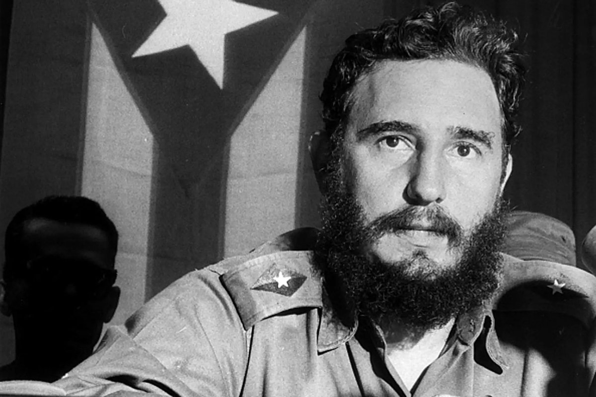 MINSAPCuba's tweet photo. 🇨🇺🗣️Fidel Castro: “(…) salvar la paz con dignidad, con independencia y sin guerra es piedra angular de la lucha que unidos debemos librar por un mundo verdaderamente justo de pueblos libres”.

#100AñosConFidel #CubaNoEsAmenaza https://t.co/gmTfE8HNpS