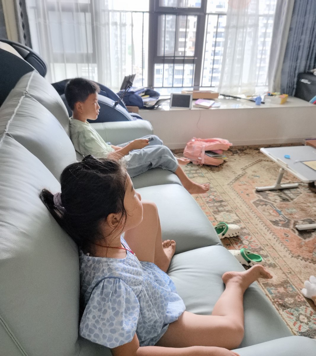 anikt262621's tweet photo. Weekend with my two favorite people: my messy kid and my husband who burns toast every morning. Nothing fancy, just lots of silly laughs and sticky ice cream on the couch. Home sweet messy home. https://t.co/aMw1ETK0ty