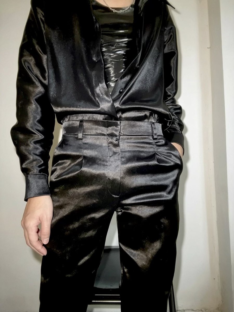 kitar42814049's tweet photo. Good night 🖤 #goodnight #satinshirt #leather #leatherboy #satin #black https://t.co/cqFOv8vnFN