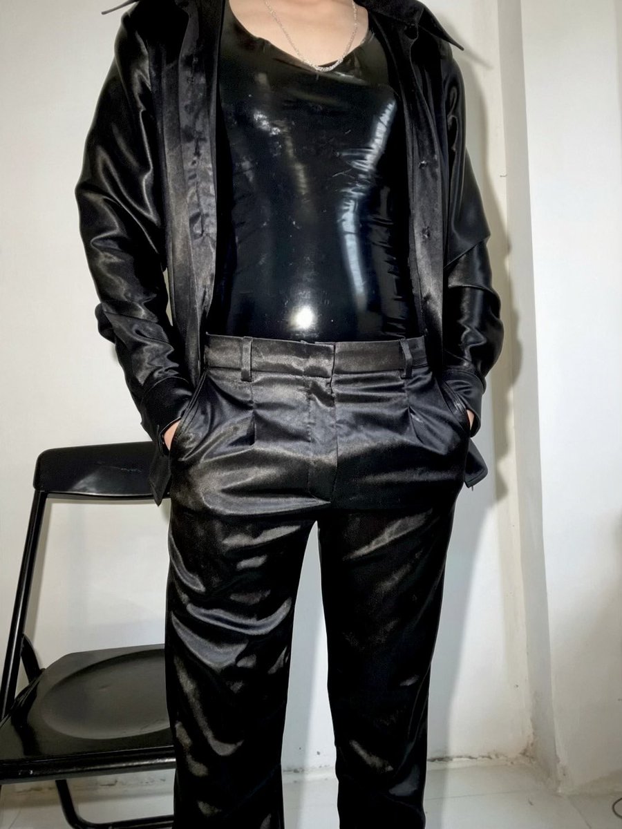 kitar42814049's tweet photo. Good night 🖤 #goodnight #satinshirt #leather #leatherboy #satin #black https://t.co/cqFOv8vnFN