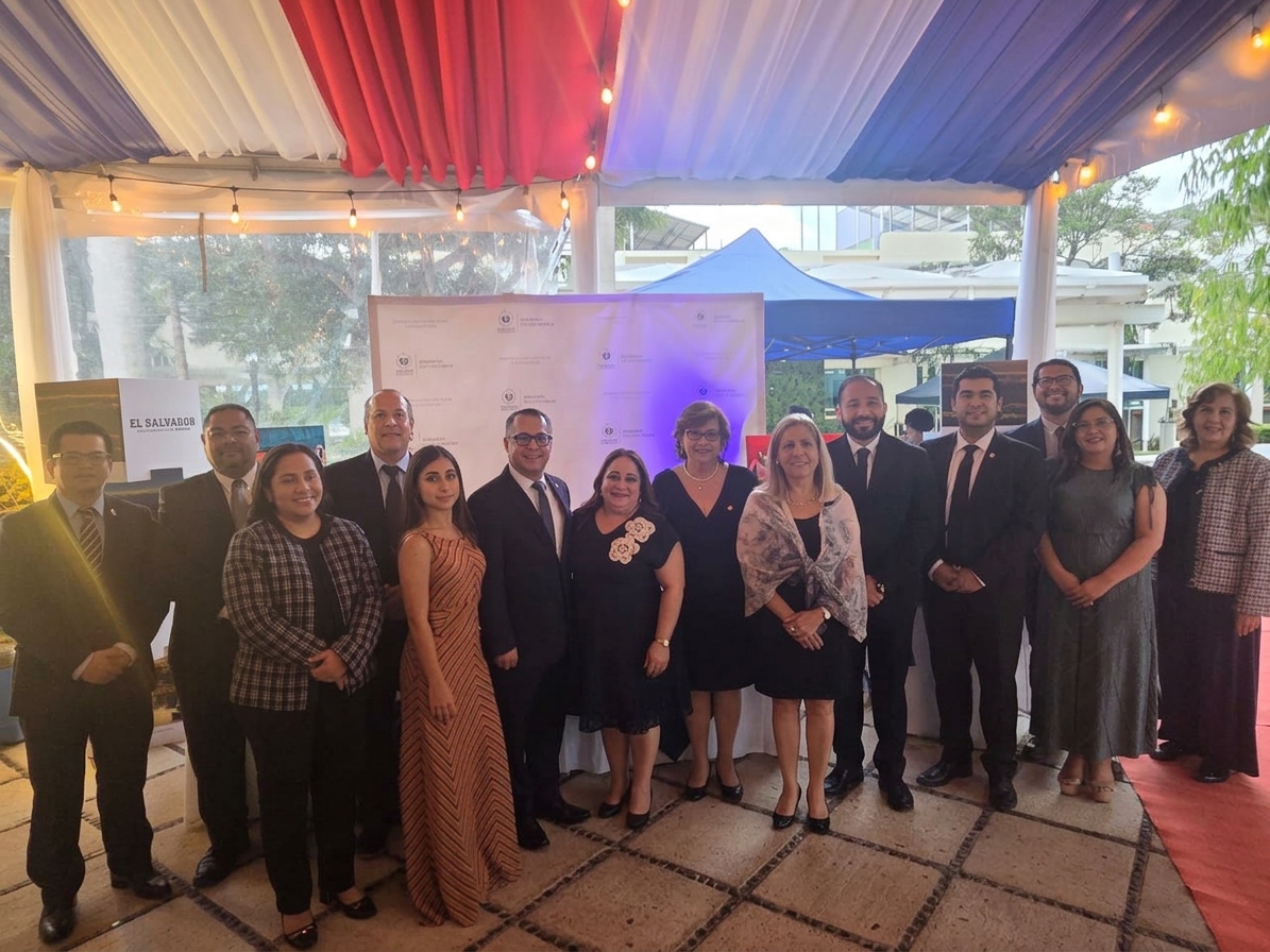 EmbHugoRod's tweet photo. Celebramos esta fecha histórica en Guatemala, suelo donde se firmó el Acta de Independencia. El Salvador destacó en la jornada cultural con la presentación del Elenco Folklórico de Panchimalco, cuyos integrantes pusieron en alto nuestras raíces e identidad. 🇸🇻🎭 https://t.co/oUhsFsB6zT