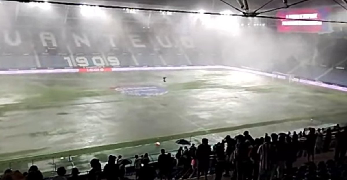Losotros18's tweet photo. PARTIDO SUSPENDIDO POR LAS FUERTES LLUVIAS

#LevanteAthletic

Algo que ya se sabía y que #LaLiga no ha tenido los santos huevos de prever y aplazar antes 

Hasta la crítica hora...

Pero Javier Tebas entró cobrando 300.000 euros y ahora supera los 5 millones de euros. Así es la vida