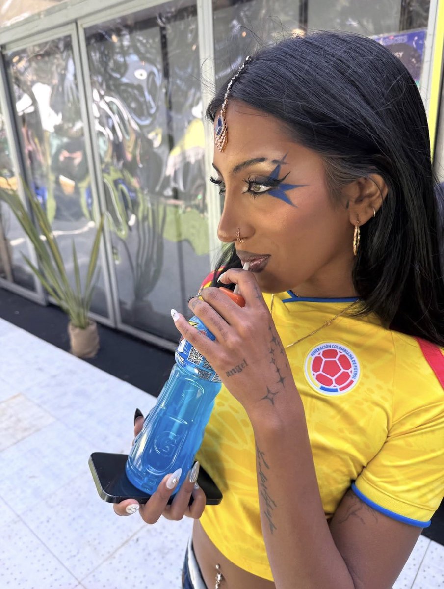 addictedlara's tweet photo. this picture is so important to me as a colombian https://t.co/e6scHWZuRq