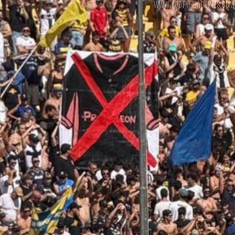 klyczki's tweet photo. Parma ultras have rejected the club’s new black-and-pink third kit.

Curva Nord displayed historic Parma shirts before crossing out the new one with a huge red X, demanding respect for the club’s colours and identity.

#Parma #ParmaCalcio #Ultras #SerieA #Klyczki https://t.co/UxI1NQraQp