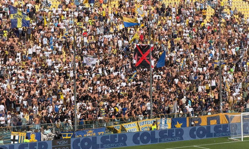 klyczki's tweet photo. Parma ultras have rejected the club’s new black-and-pink third kit.

Curva Nord displayed historic Parma shirts before crossing out the new one with a huge red X, demanding respect for the club’s colours and identity.

#Parma #ParmaCalcio #Ultras #SerieA #Klyczki https://t.co/UxI1NQraQp