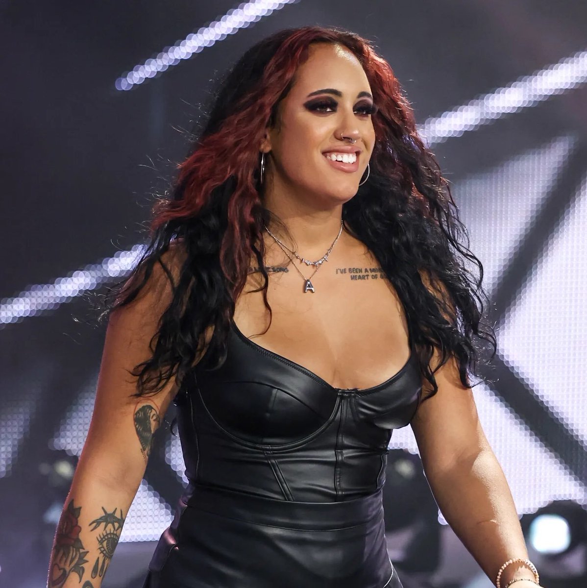 Planeta_Wrest's tweet photo. 🚨🚨 ÚLTIMA HORA 🚨🚨 

Cody Rhodes revela que tuvo una idea para vender su alma a Ava en lugar de The Rock en #WWE:

“Cuando The Final Boss me pidió mi alma, no sé, ¿tú [Simone Johnson] alguna vez le contaste esto? Nunca se lo compartí a él. Lo mantuvimos entre nosotros. Cuando me pidió mi alma, pensé: ‘¿Sabes qué habría sido gracioso? Ceder y darle mi alma, pero no a él’. Esto fue en un momento en que tú eras la Gerente General de #WWENXT, a ti.

Pensé que eso tenía potencial. Nunca volvería a decir una palabra. Ella hablaría. Habríamos arrasado con eso. A menudo la gente dice: ‘Él no quiere ser el malo’. Estoy abierto a todo. Lo que sea lo mejor, pero pensé que habría sido un giro realmente bueno.”

- What Do You Wanna Talk About?