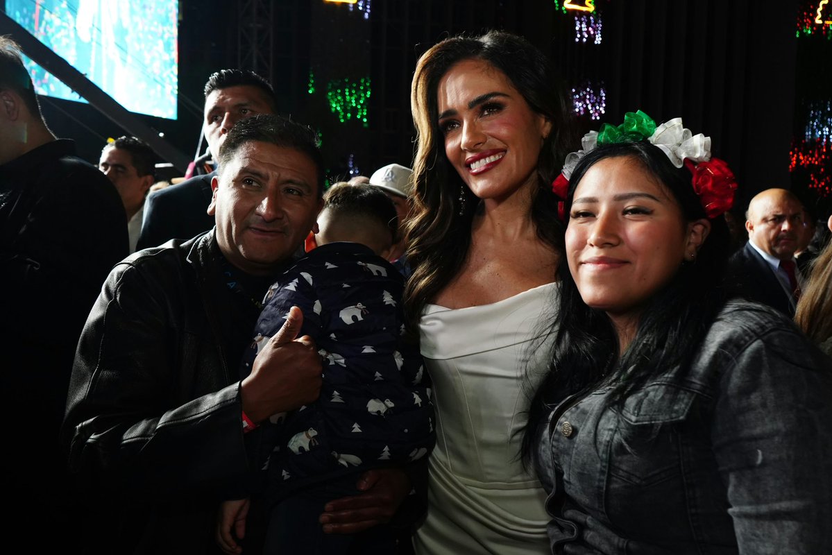 AlessandraRdlv's tweet photo. Difícil explicar lo que se siente tener la bandera de México en las manos. 🇲🇽

Es un honor inmenso, pero también una enorme responsabilidad: usar la oportunidad que la gente me dio para servir, ayudar y hacer la diferencia.

Porque no hay mayor honor que servir a mi país❤️ https://t.co/F0ZDHXB4rb